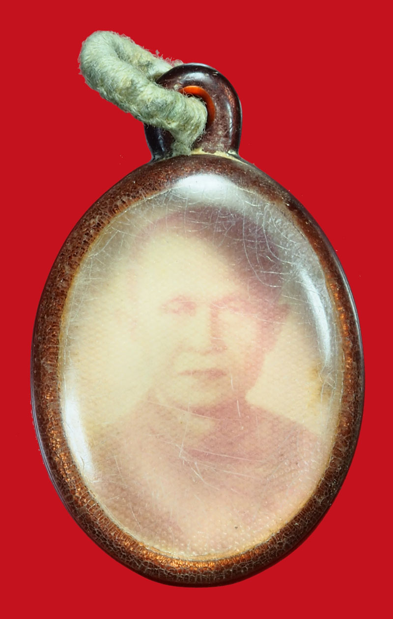 *35828 ล็อกเก็ตสองหน้าเลี่ยมพลาสติกเก่าไม่ทราบที่และปีสร้าง 4