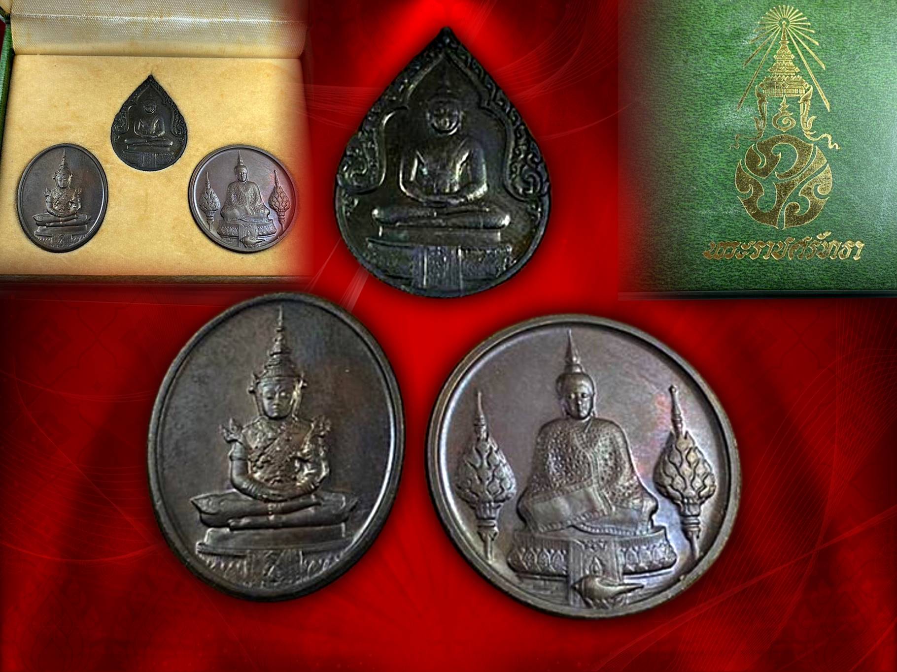 เหรียญพระแก้วมรกต ภปร ฉลองกรุงรัตนโกสินทร์ 200 ปี พ.ศ.2525 เนื้อทองแดง ฤดูหนาว ฤดูร้อน ฤดูฝน จำนวน 3 เหรียญ กล่องครบเซทครับ