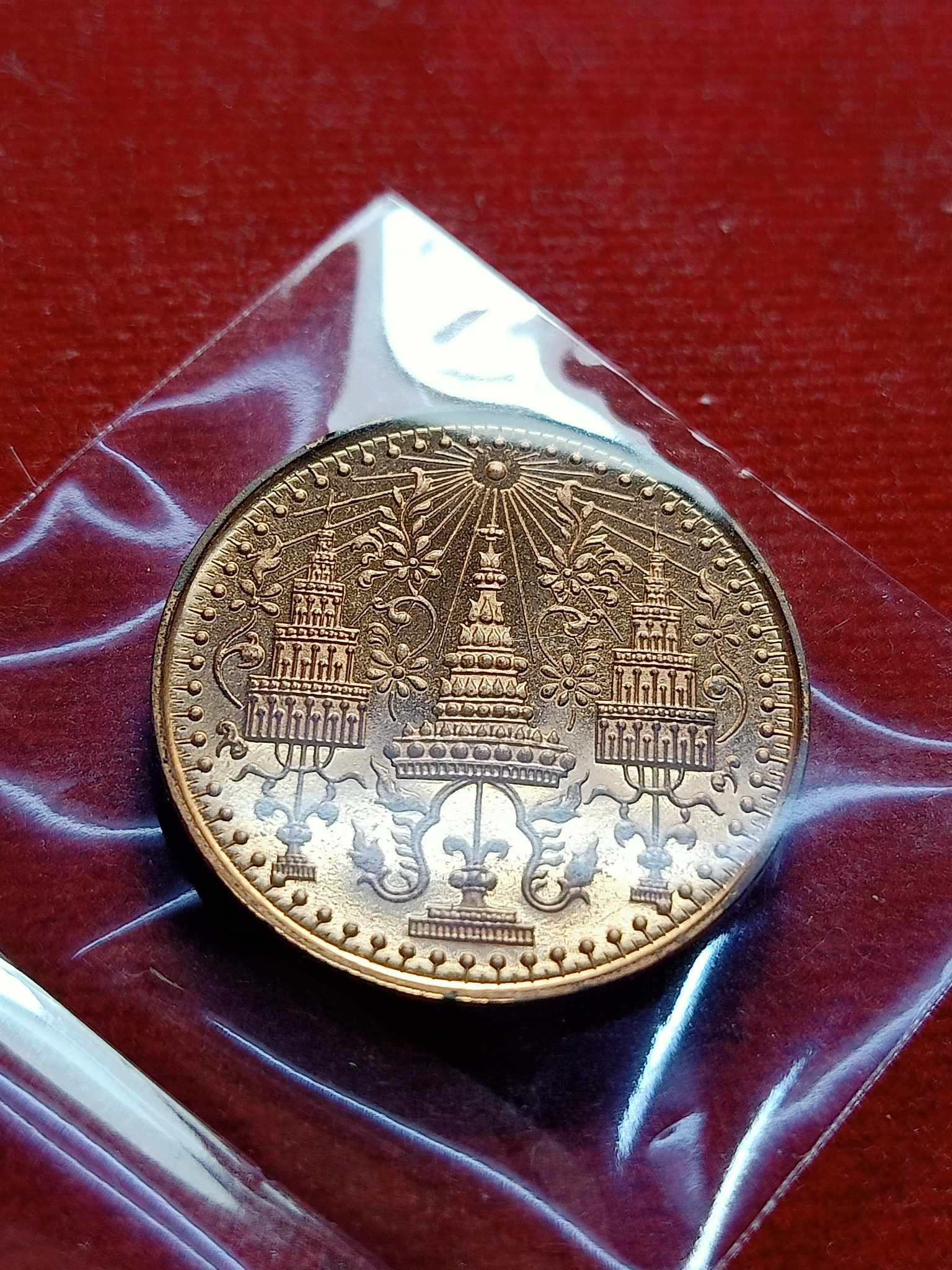 เหรียญพระแก้วมรกตทรงเครื่อง 3 ฤดู พระพุทธมหามณีรัตนปฏิมากร (SKU-02913)