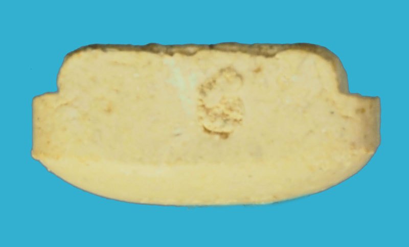 *40275 พระผงรูปเหมือนหลวงพ่อแพ วัดพิกุลทอง สิงห์บุรี ปี 2517 มีซองเดิม 82