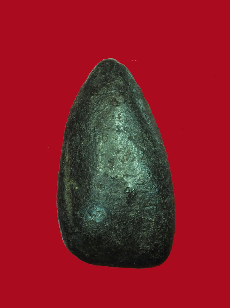 *30882 พระนางกำแพง พิมพ์ทรงคล้ายเม็ดมะเค็ด สภาพใช้ เนื้อดำ 13