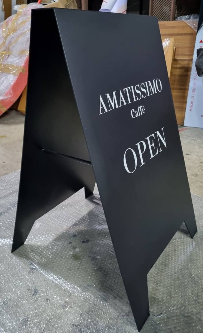 ป้ายเหล็กฉากสามเหลี่ยมพ่นสีติดสติ๊กเกอร์ไดคัท