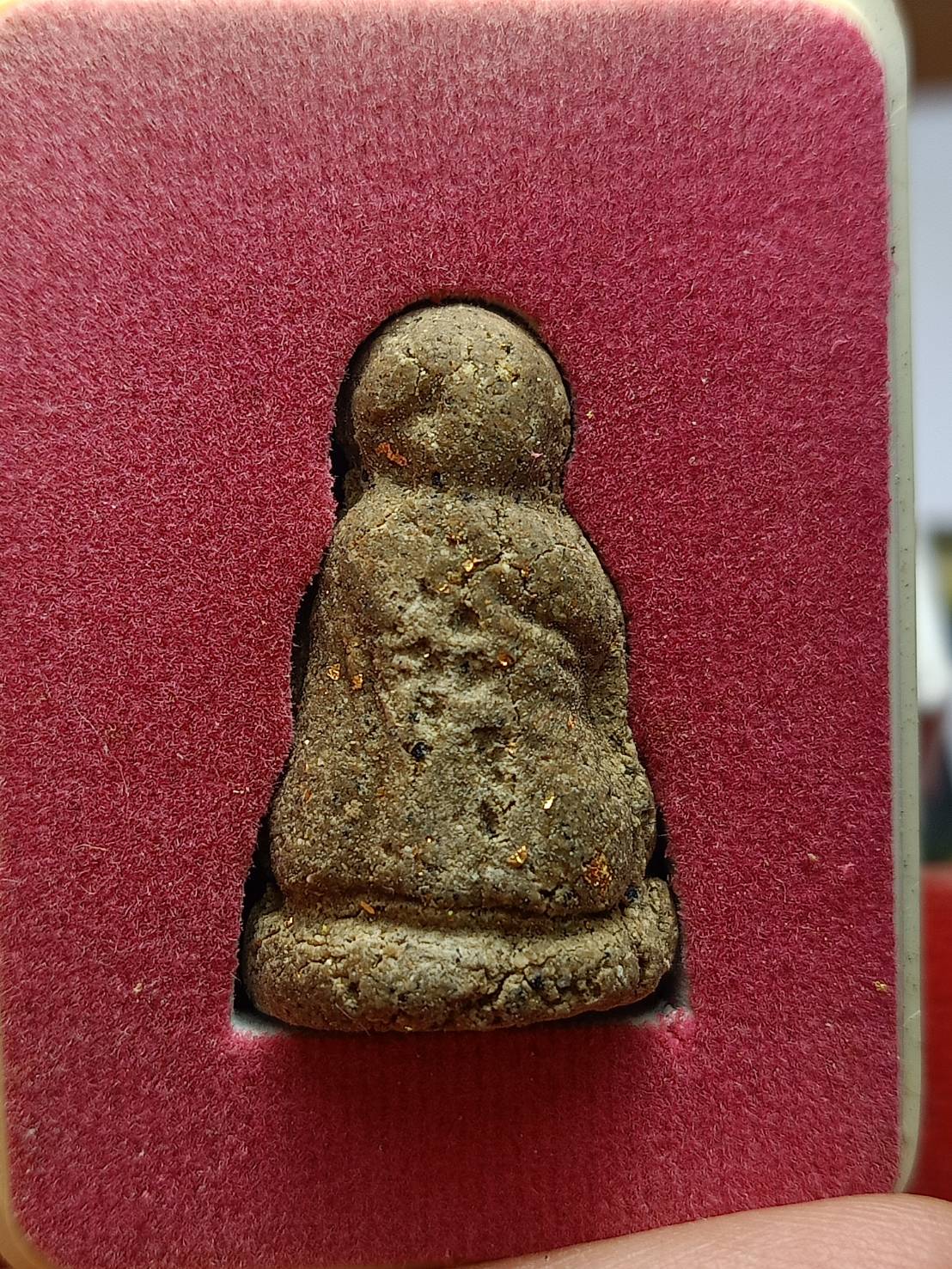 พระปิดตาเนื้อว่าน หลวงพ่อวัดคันลัด จ.สมุทรปราการ พ.ศ.2551 พร้อมกล่อง (SKU-09204)