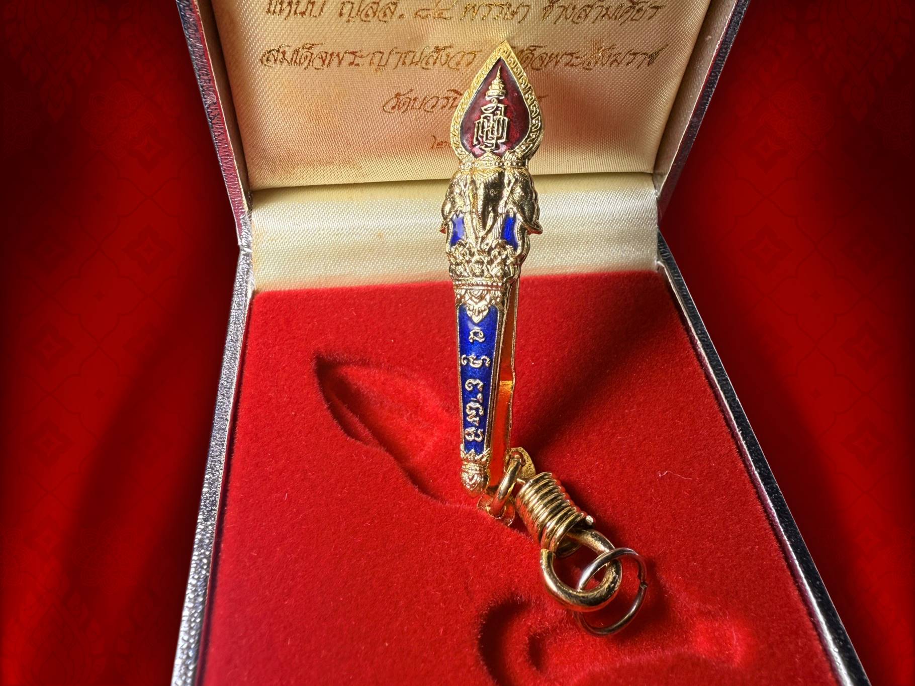 แหนบ ญสส. ๘๔ พรรษา สมเด็จพระญาณสังวร สมเด็จพระสังฆราช ช้างสามเศียร เนื้อทองแดงลงยาราชาวดี ปี 2540 สวยเดิมๆ ไม่ผ่านการใช้มาพร้อมกล่องเดิมครับ