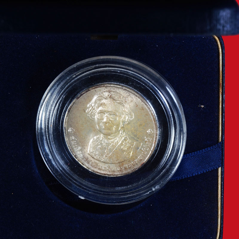 *36421 เหรีญที่รุะลึกพระราชพิธีถวายพระเพลิงพระบรมศพ สมเด็จย่า ปี 2539 เนื้อเงิน กล่องกรมธนารักษ์ 5