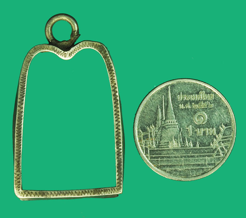 *37860 กรอบเงินโบราณเก่า มีขนาดให้เทียบกับเหรียญ 1 บาท ตามภาพ