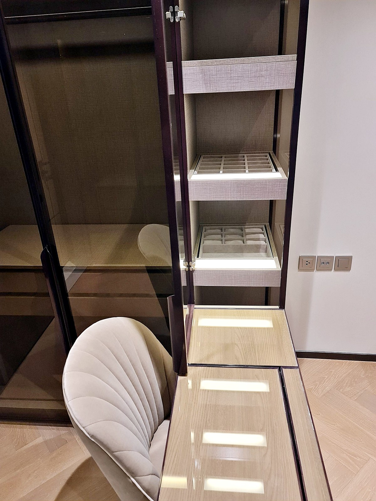 คอนโด The Reserve Sukhumvit 61 (เดอะ รีเซิร์ฟ สุขุมวิท 61) LUXURY CLASS ห้องใหญ่ ขายต่ำกว่าราคาซื้อขาย พร้อมเฟอร์ และบิ้วอิน