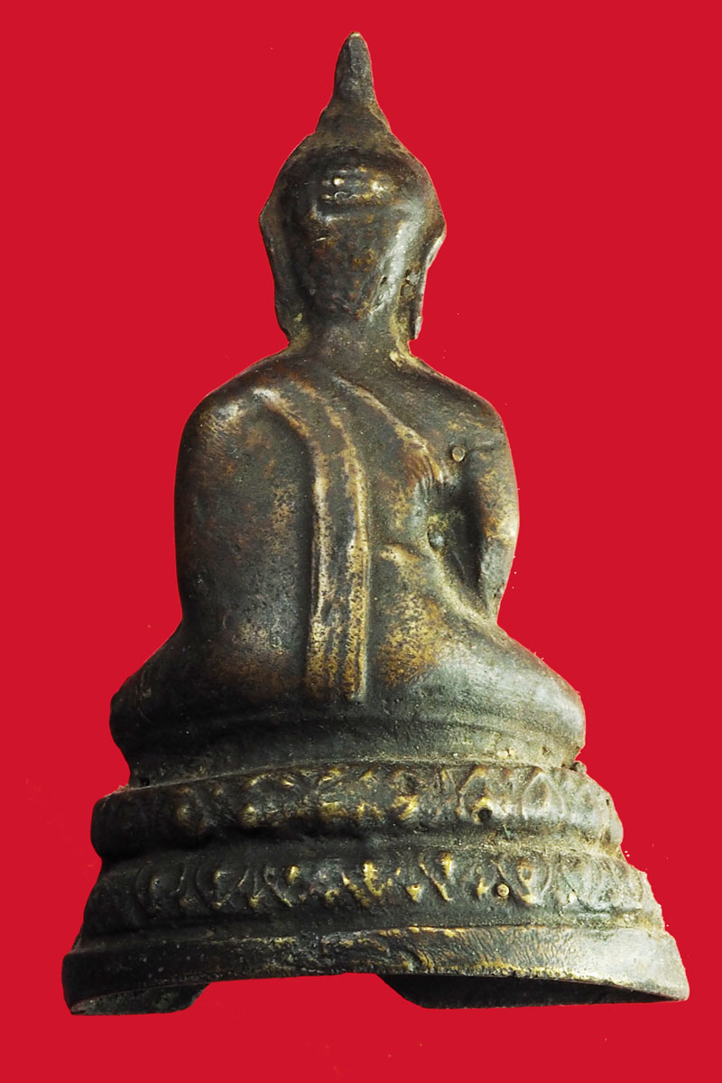 *28133 พระรัตนะ ไม่มีรักทอง ขนาดหน้าตัก 1.5 นิ้ว สูง 3.2 นิ้ว ฐานบิ่นเล็กน้อย เนื้อทองเหลืองเก่า 2