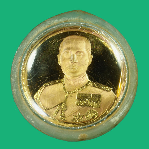 *35169 เหรียญในหลวงรัชกาลที่ 5 จุฬาลงกรณ์ บรมราชาธิราช ปี 2537 ปลุกเสกโดยหลวงพ่อเกษมเขมโก บล็อกนอก เจ้าของเดิมเลี่ยมจับขอบทองไว้ 70