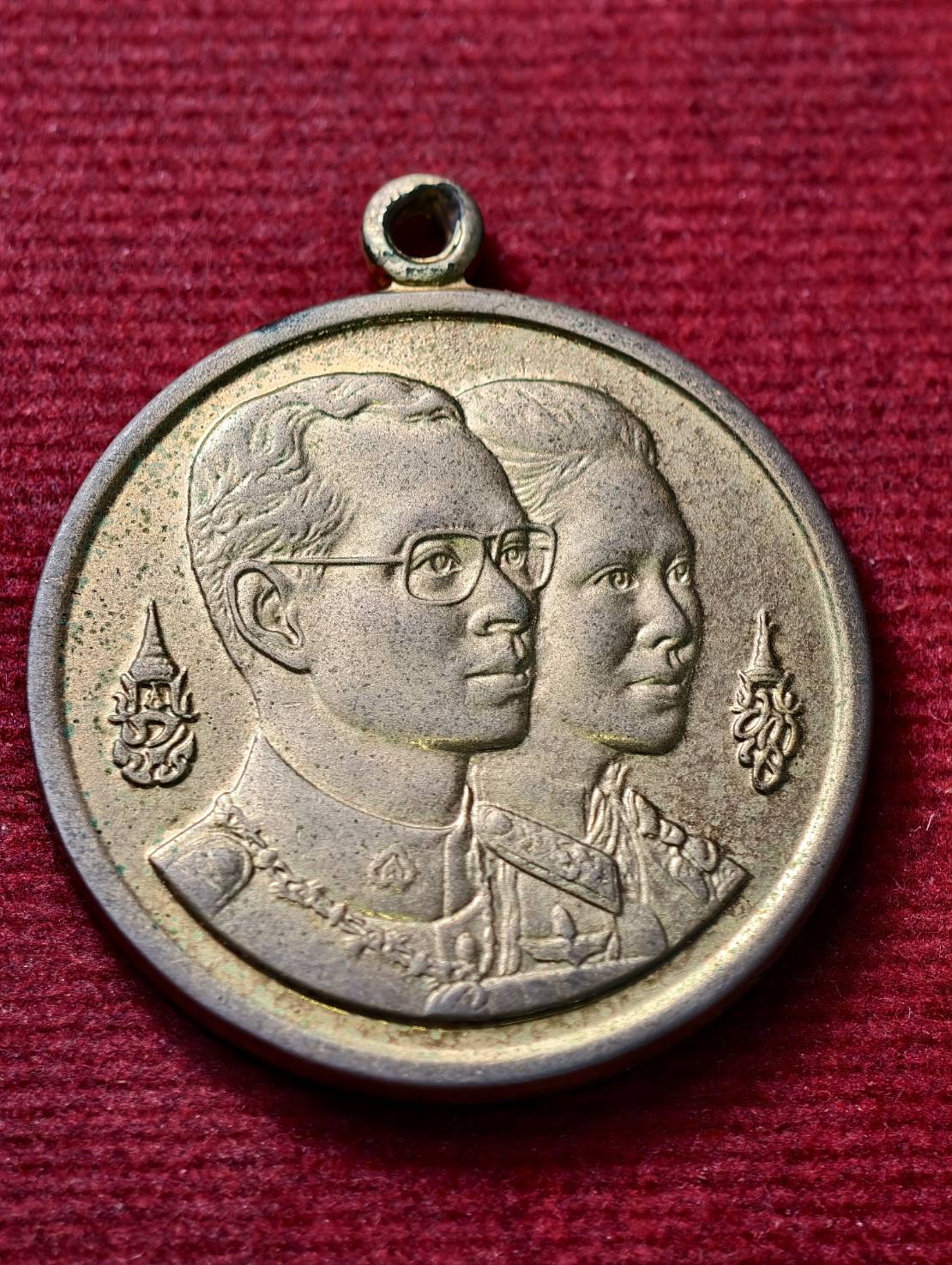 เหรียญในหลวง ร.9 คู่พระราชินี มหามงคล 60 พรรษา กองทัพอากาศจัดสร้าง พ.ศ.2535 (SKU-13773)