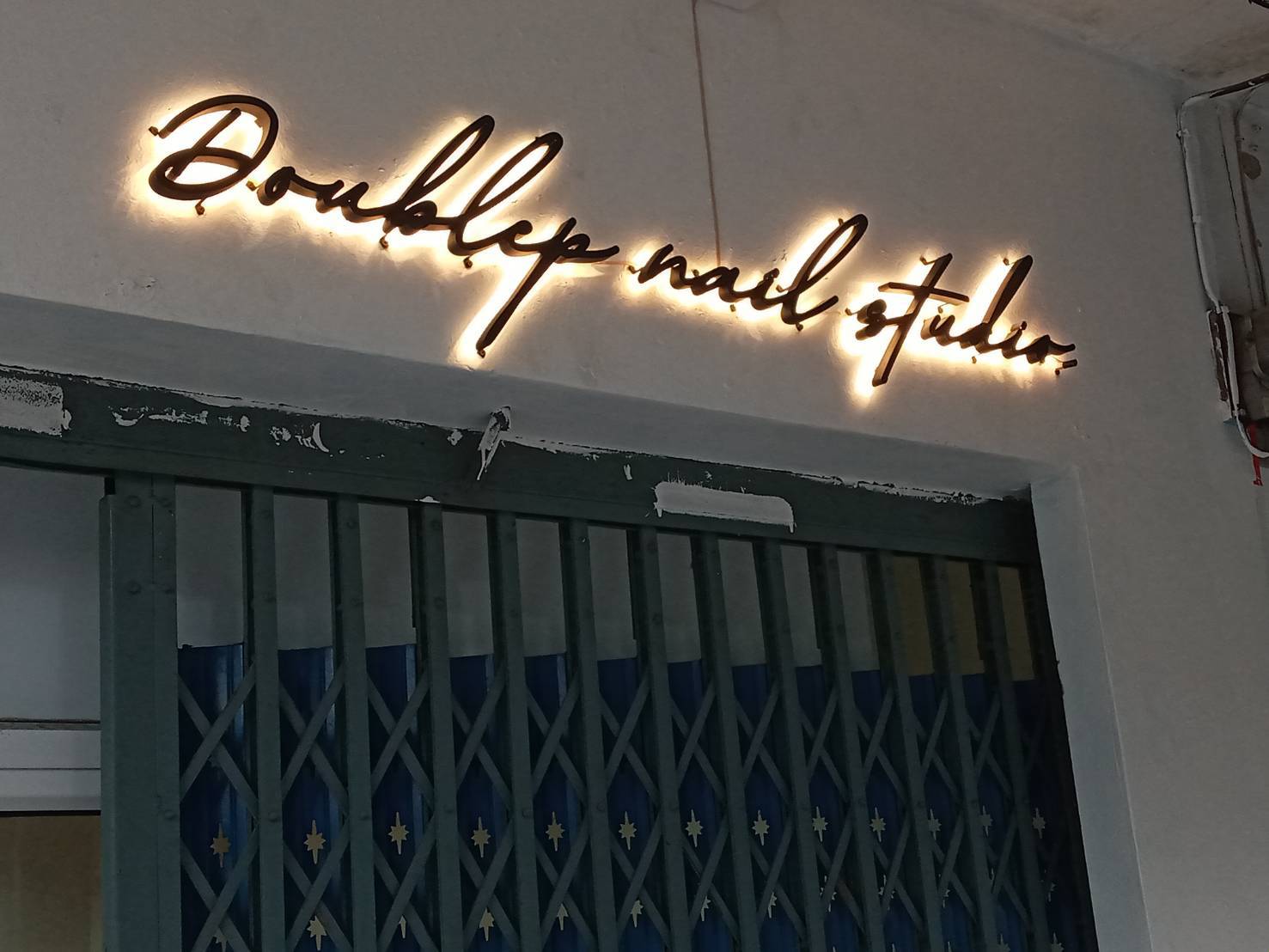 ป้ายอักษรไฟออกหลัง ป้ายอักษรซิงค์ทำสีไฟออกหลัง