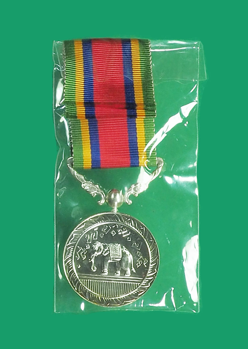 ขายแล้ว*32804 เหรียญฉัตรหลังช้างเผือกกระหลั่ยเงิน พร้อมแพรแถบและกล่องเดิม ซื้อใหม่ๆ ราคาเป็นพัน 10