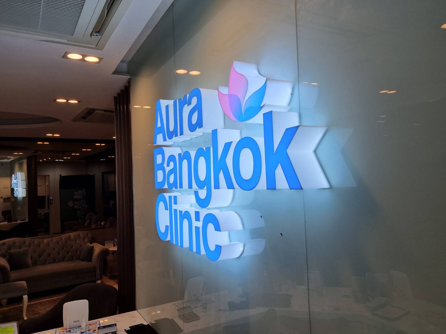 อักษรกล่องไฟอะคริลิคไฟออกรอบตัว