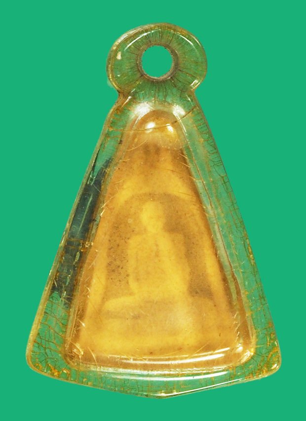 *37770 รูปถ่ายซุ้มระฆัง หลวงพอ่พรหม วัดช่องแค นครสวรรค์ เลี่ยมพลาสติกเน้นพลาสติกเก่าถึงยุค 40