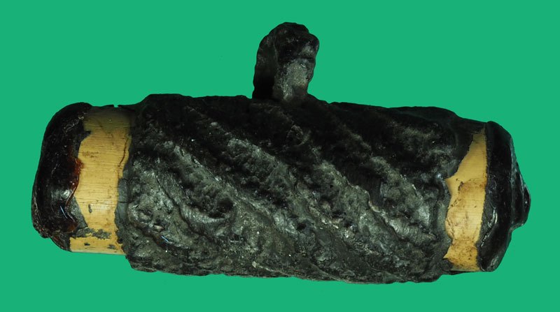 *40409 ตะกรุดใบลานม้วนลงรัก พอมีอายุ ไม่ทราบที่และปีสร้าง 12