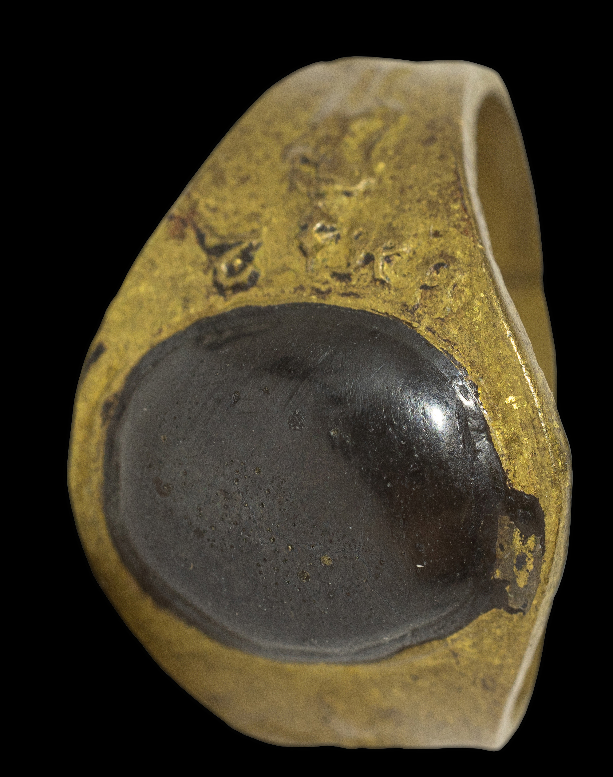 แหวนหลวงพ่ออิ่ม วัดหัวเขา จังหวัดสุพรรณบุรี พิมพ์ยืน นางกวัก หัวเมฆพัตร ผสมด้วยแร่เหล็กไหล เนื้อทองผสม