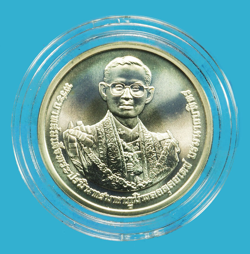 *36907 เหรียญที่ระลึกพระราชพิธีถ่ายพระเพลิงพระบรมศพ ในหลวงรัชกาลที่ 9 พร้อมกล่องเดิม เนื้อเงิน 5