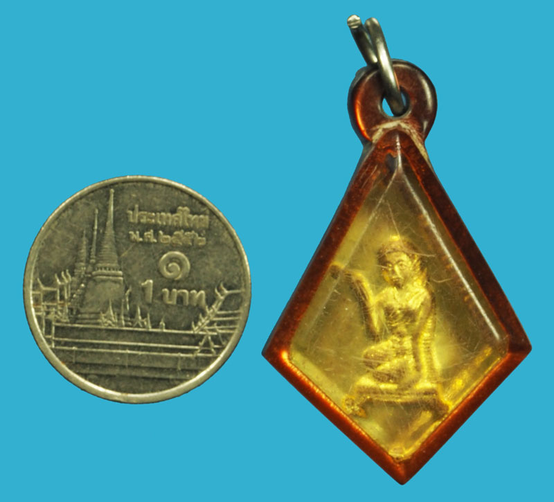 *36986 นางกวัก หลังยันต์ห้า เลี่ยมพลาสติกเก่าวินเทจ ไม่ทราบที่และปีสร้าง 3