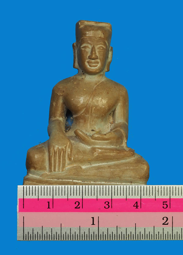 *31937 พระหรือเทวรูปนั่งหมวกแขก ปางมารวิชัย แกะด้วยหินหรือหยกเก่าไม่ทราบที่และปีสร้าง หนักตักประมาณ 1.8 นิ้ว 2