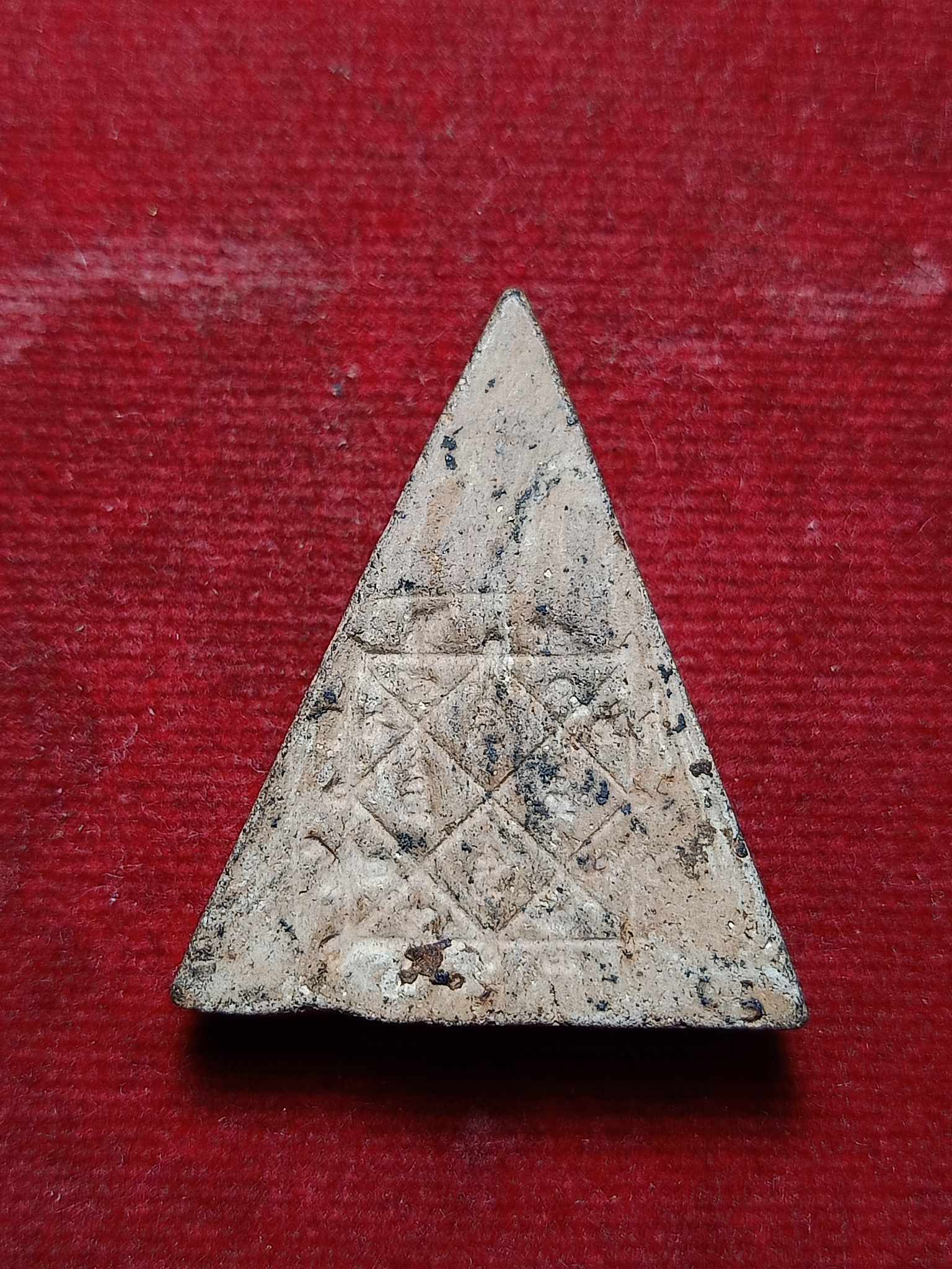 พระนางพญา เสน่ห์จันทร์ หลวงพ่อไซร้ วัดช่องลม จ.อุตรดิตถ์ เนื้อดิน (SKU-03007)