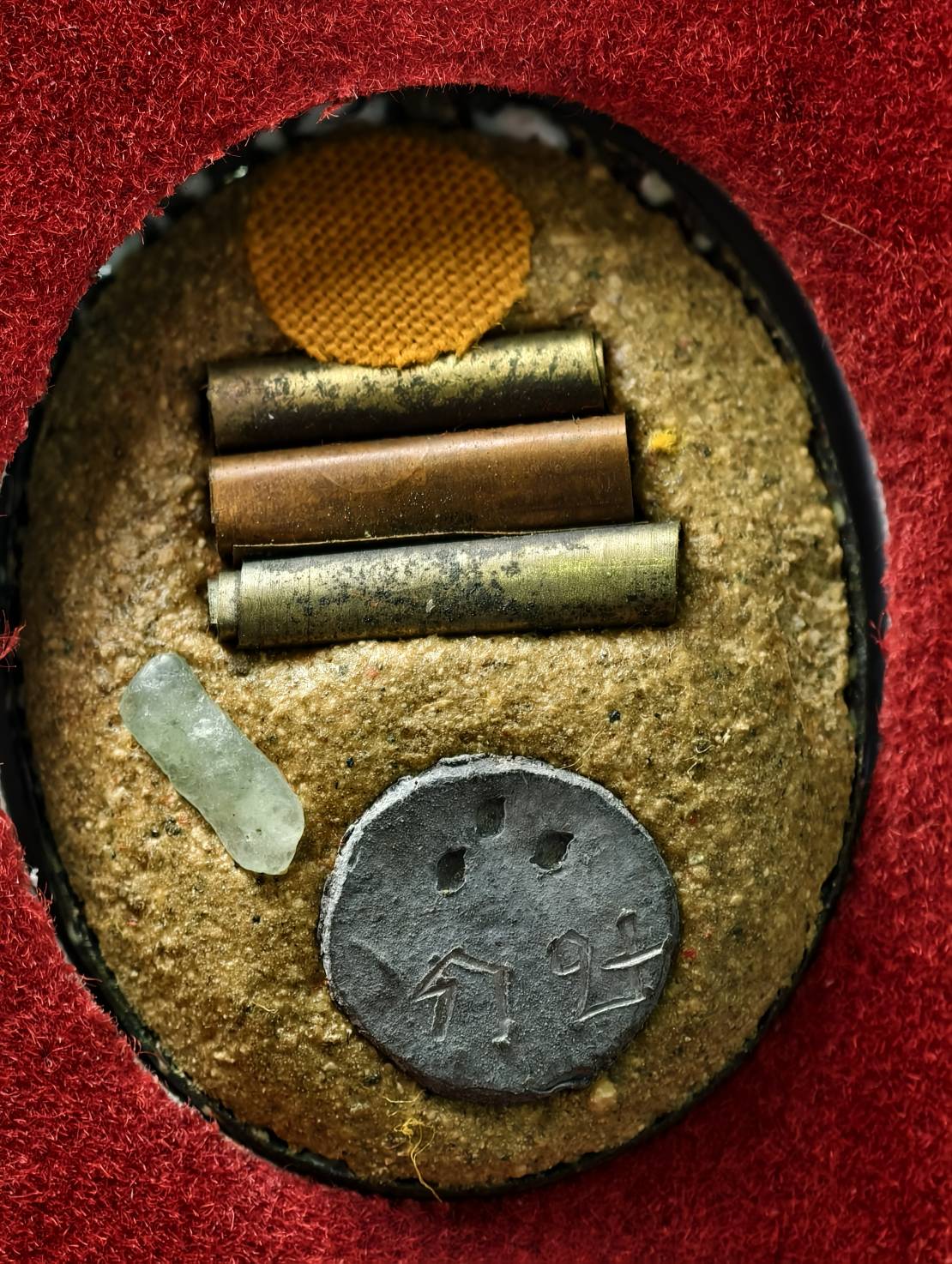 ล็อกเก็ตหลวงปู่หงษ์ วัดเพชรบุรี จ.สุรินทร์ ปี 2555 พร้อมกล่อง (SKU-13608)