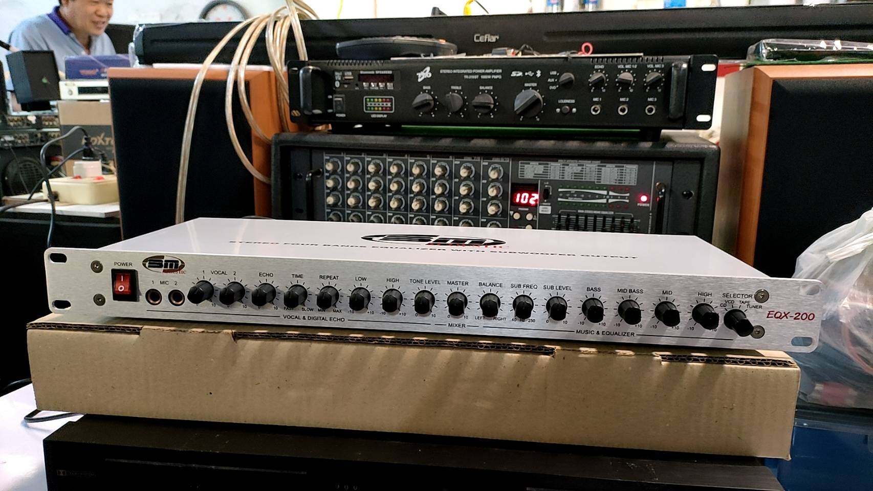 SM ACUSTIC EQX-200 STEREO PARAGRAPHIC WITH DIGITAL ECHO KARAOKE