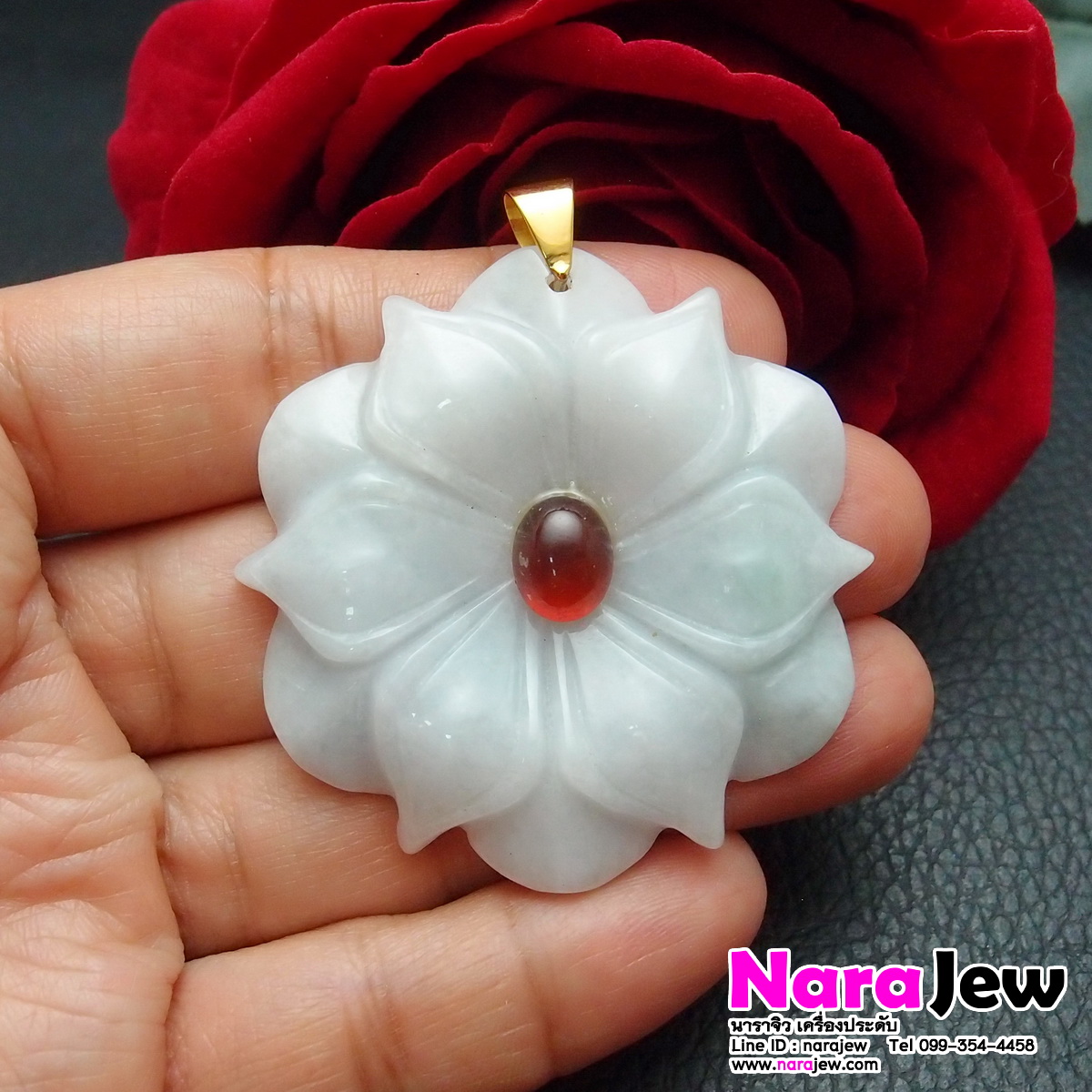 จี้หยกพม่า รูปดอกไม้ Type A ประดับพลอยโกเมน 3 กะรัต ห่วงจี้ทองคำแท้ 18K