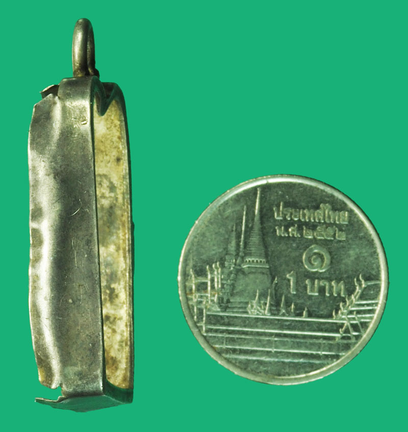 *37860 กรอบเงินโบราณเก่า มีขนาดให้เทียบกับเหรียญ 1 บาท ตามภาพ