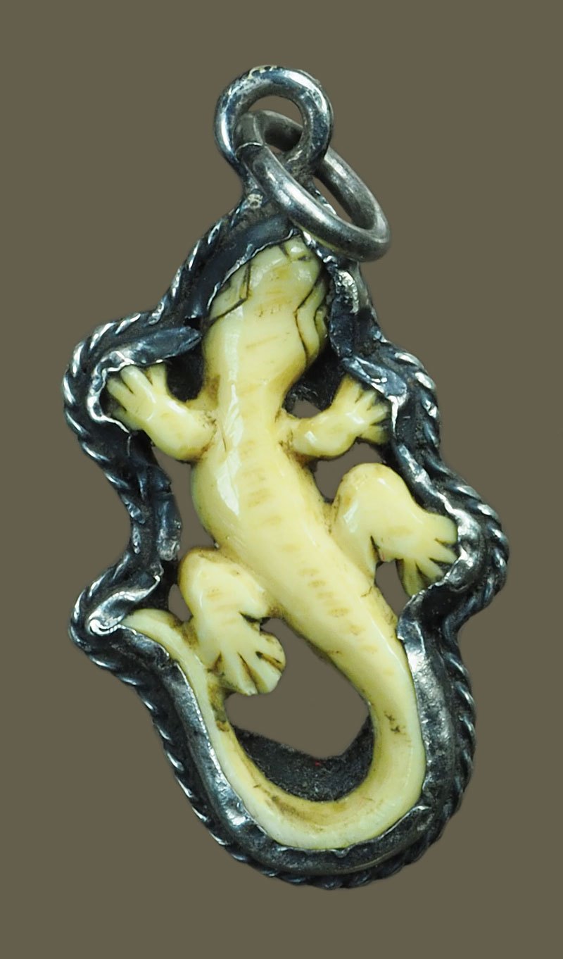 *40473 จิ้งจกแกะเก่าพอมีอายุ เลี่ยมเงินแบบโบราณ ส่วนตัวดูแล้วเป็นพระเล่นแค่ชอบ 12