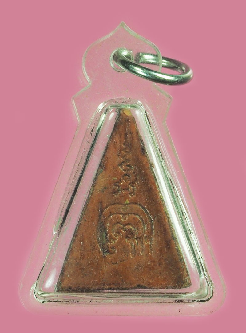 ขายแล้ว*39028 พระนางพญาเคลือบเเล็ค หลวงพ่อแพ วัดพิกุลทอง สิงห์บุรี ปี 2506 เลี่ยมพลาสติกใหม่ 82