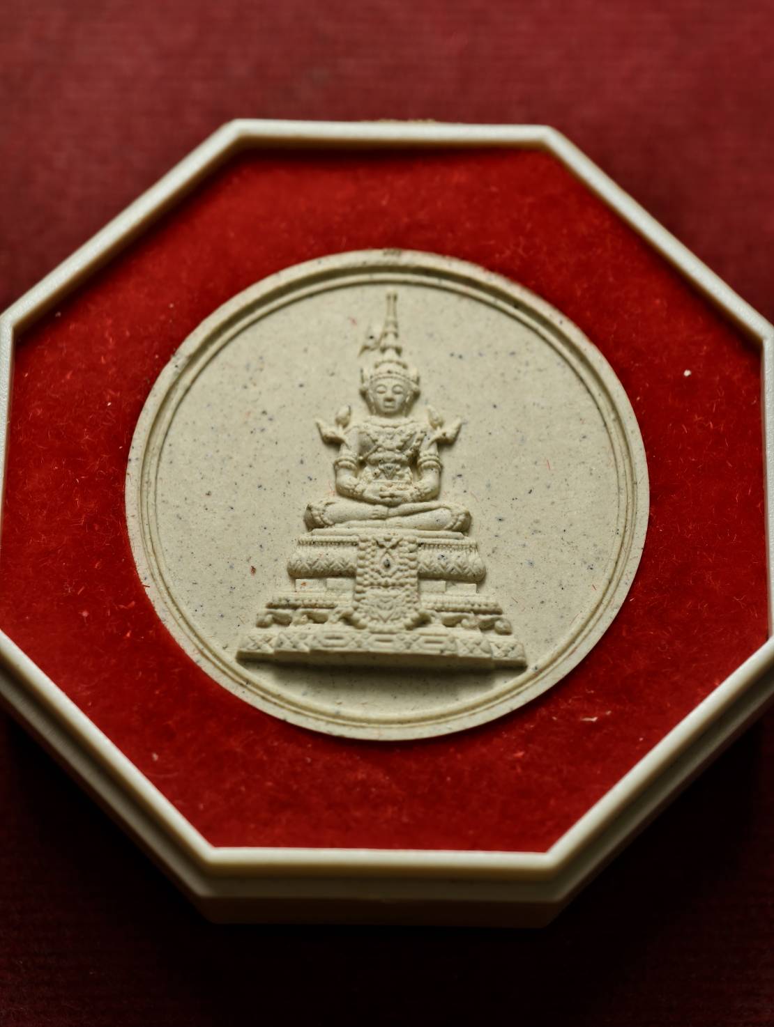 พระผงพระแก้วมรกต วัดพระศรีรัตนศาสดาราม (วัดพระแก้ว) สำนักพระราชวัง ปี 2550 พร้อมกล่อง (SKU-13655)