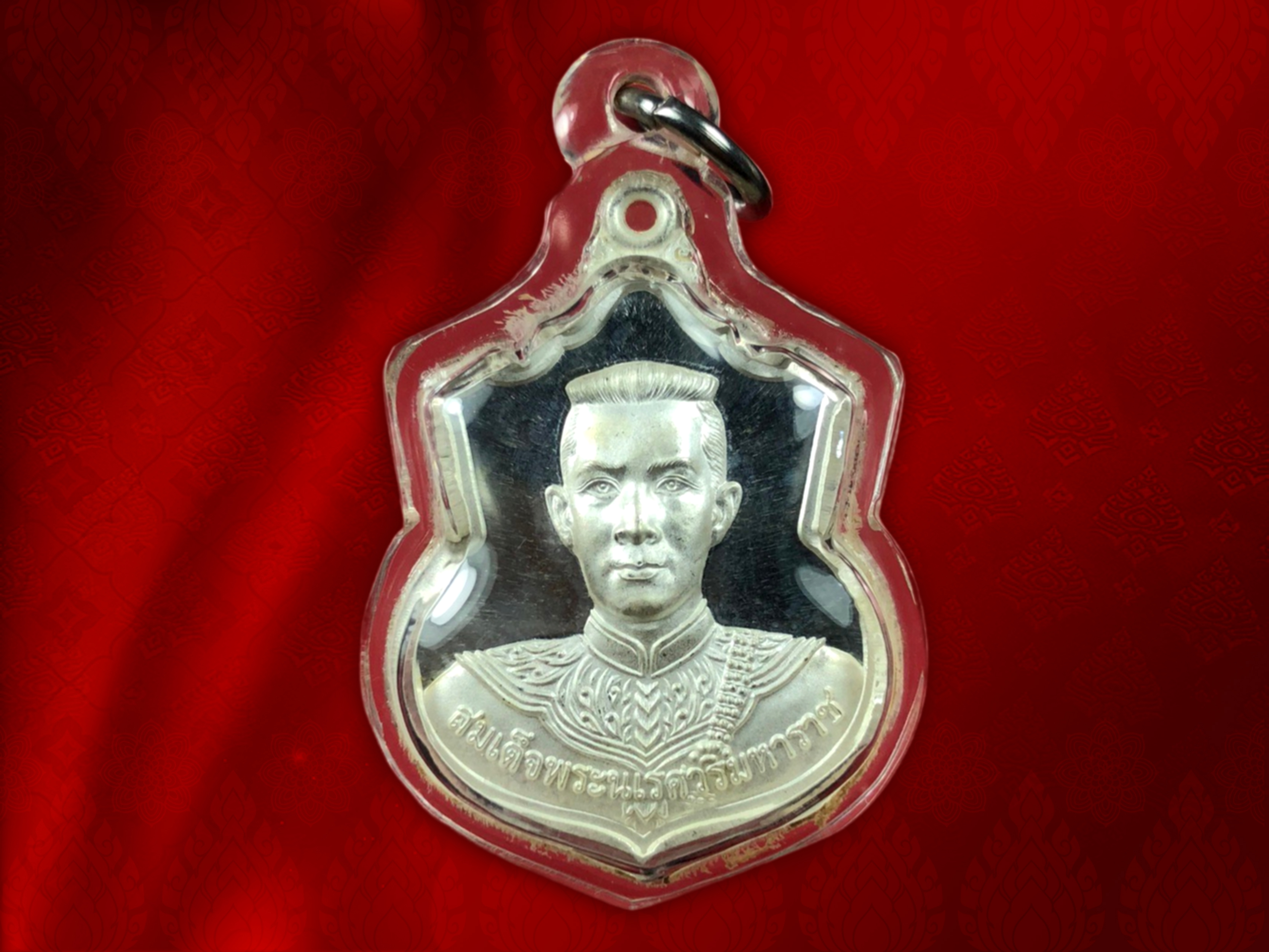 เหรียญสมเด็จพระนเรศวร มหาราช รุ่น สู้ ด้านหลัง สก. สร้างปี 2548 เนื้อเงิน (ผิวกระจก) พร้อมกล่อง (ด้านหลังตอกโค๊ตคำว่า สู้ ) พิธีมหาพุทธาภิเษกยิ่งใหญ่ ณ วัดพระศรีรัตนศาสดาราม โดยพระเกจิอาจารย์และวิปัสสนาจารย์ทั่วประเทศไทย 108 รูป