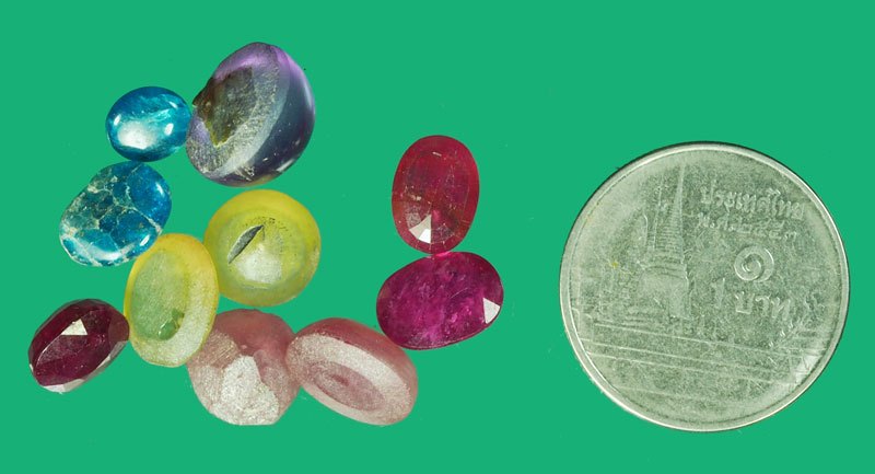 *40096 เม็ดพลอยหินสี ส่วนใหญ่จะพบตามกรุพระต่างๆ จำนวนตามภาพ 16