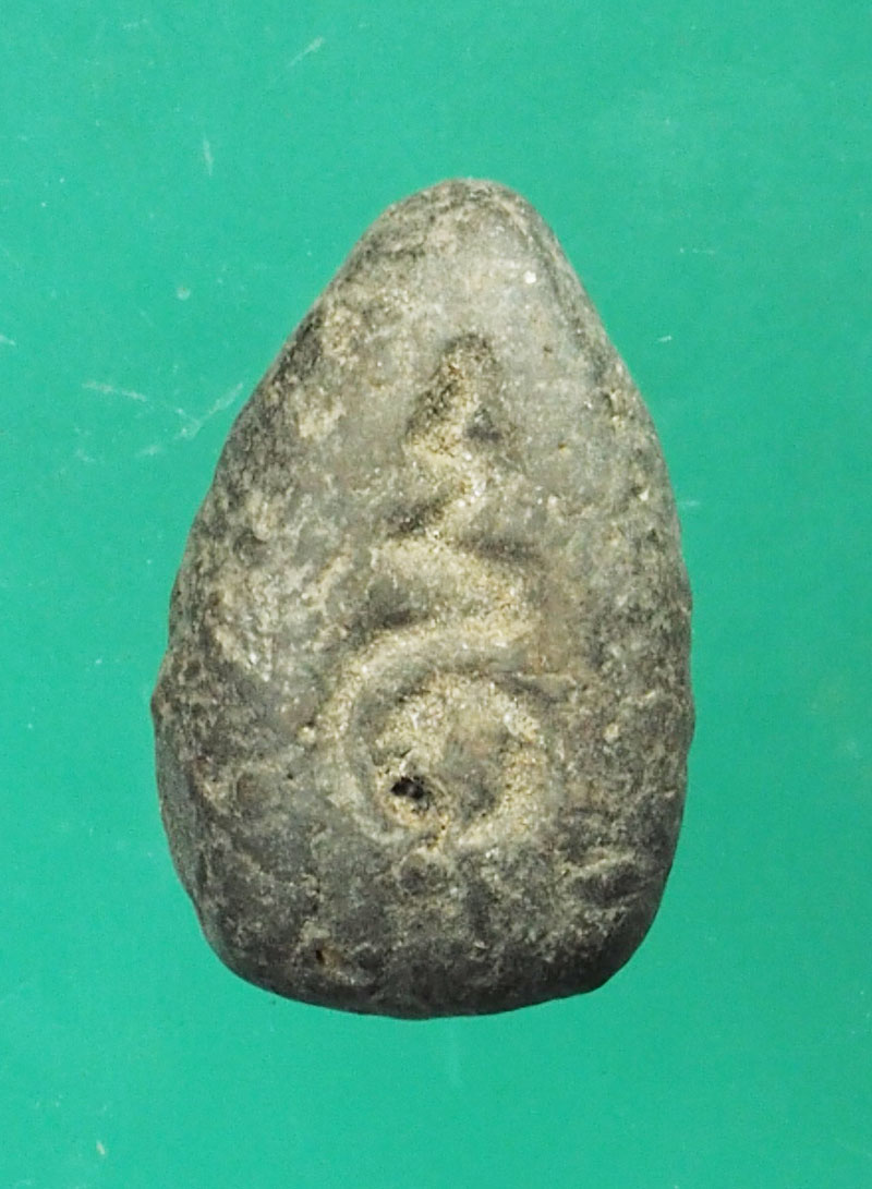 *29553 พระเม็ดน้อยหน่า หลังยันต์ เนื้อดินผสมผงใบลาน ไม่ทราบที่และปีสร้าง 13