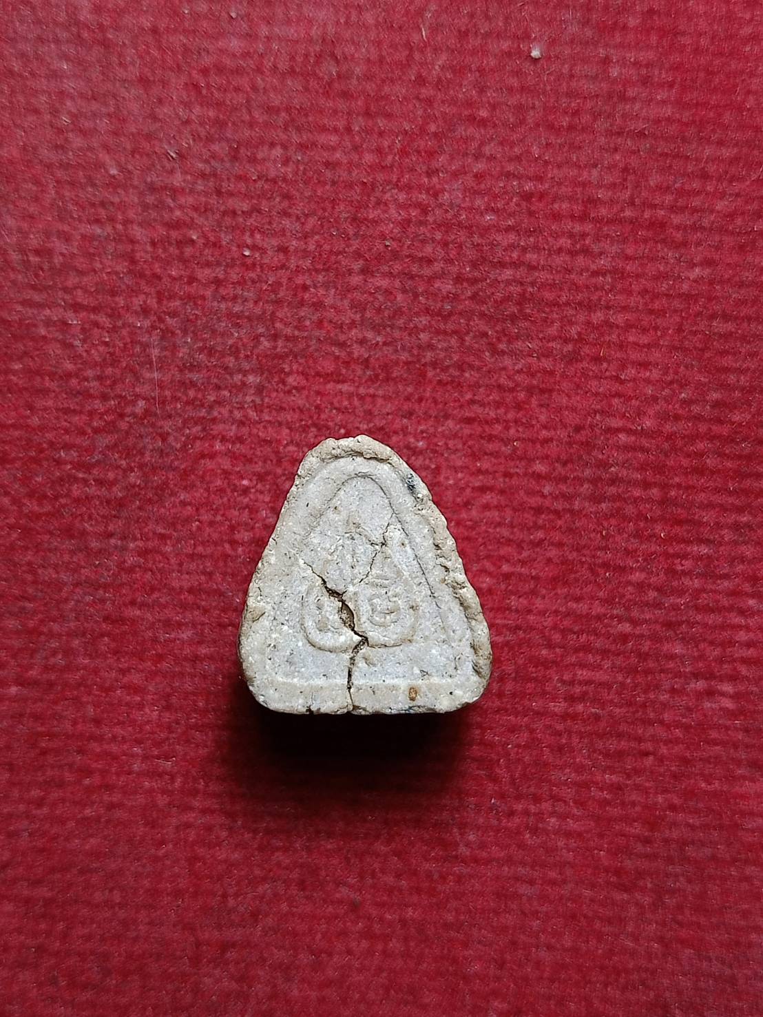 พระปิดตาหลังยันต์นะมิ เนื้อผงน้ำมัน หลวงปู่สี วัดเขาถ้ำบุนนาค จ.นครสวรรค์ ปี 2517 (SKU-12318)