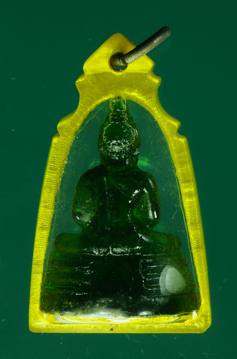 *28530 พระแก้วพระพุทธโสธร ขนาดห้อยคอ ไม่ทราบปีสร้าง เลี่ยมพลาสติก 25