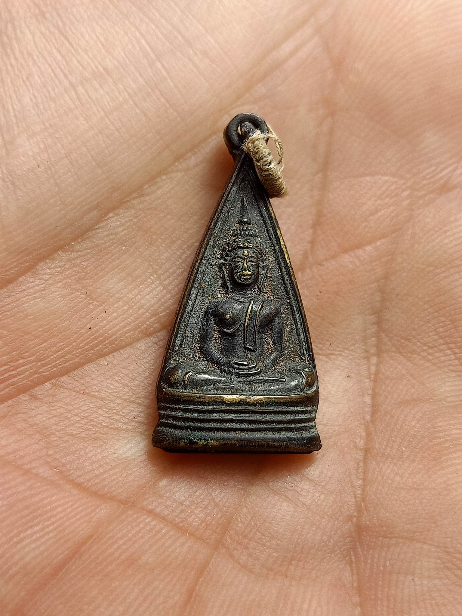 เหรียญสามเหลี่ยมพิมพ์โสธร หลวงพ่อพระงาม วัดเขาพระงาม จ.ลพบุรี พ.ศ.2499 (SKU-00511)