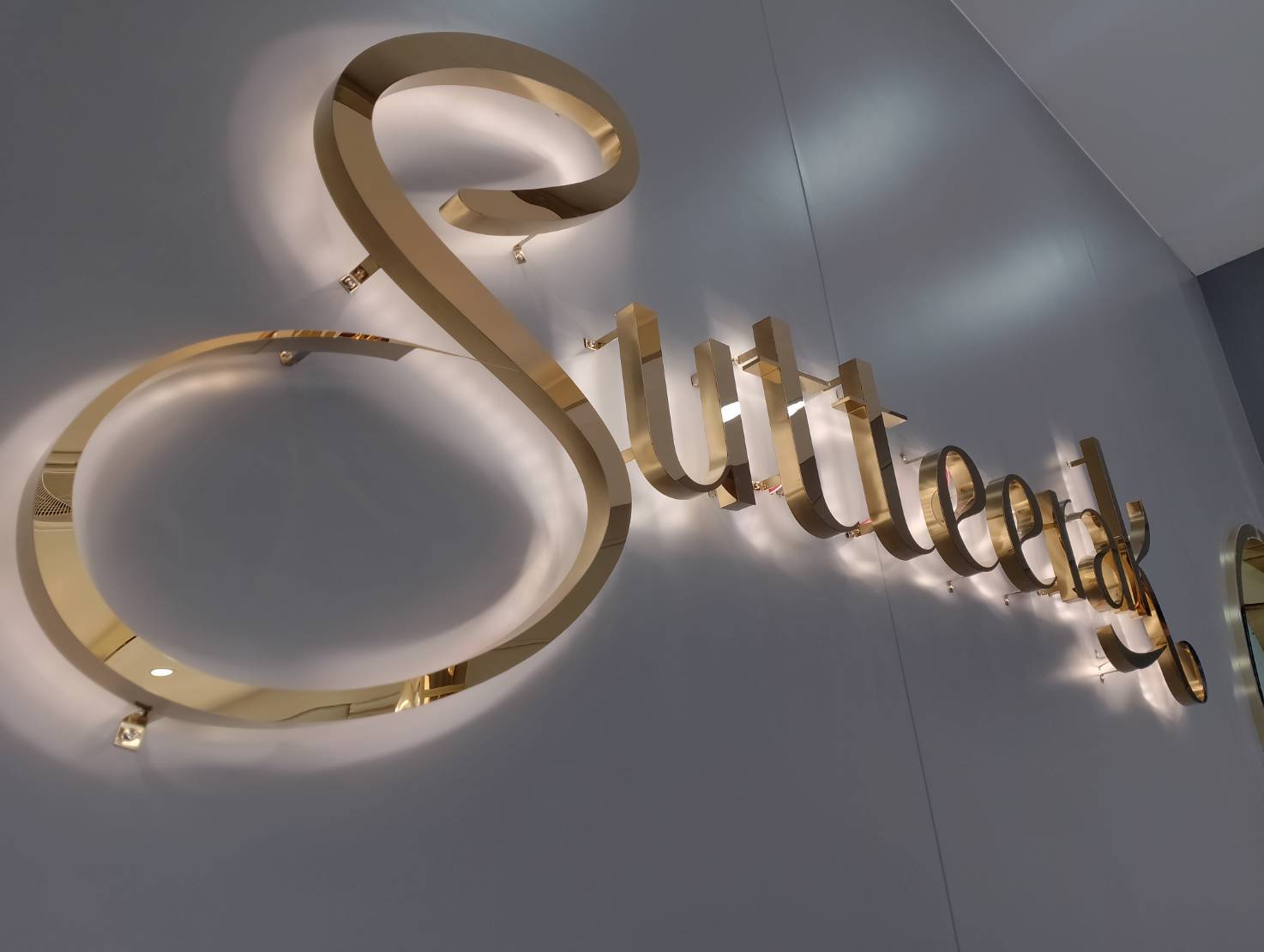 ป้ายอักษรไฟออกหลัง อักษรสแตนเลสหน้าทองไฟออกหลัง