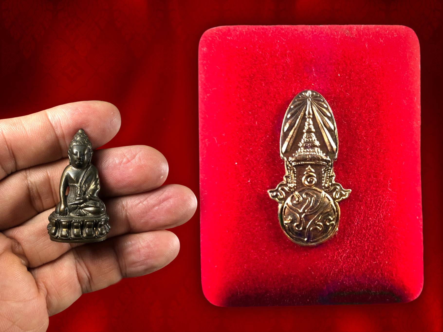 พระกริ่ง-พระชัยวัฒน์ ปวเรศ วัดบวรนิเวศ ปี 2530 เนื้อนวะ ที่ระลึกในหลวงรัชกาลที่ 9 ครบ 5 รอบ 60 พรรษา 5 ธันวาคม 2530 สวยแชมป์ ไร้ริ้วรอยครับ ในหลวงรัชกาลที่ 9 เสด็จเททองด้วยพระองค์เอง ส่วนที่เหลือนั้น เจ้าพระคุณสมเด็จพระญาณสังวร สมเด็จพระสังฆราช ทรงเททองด้