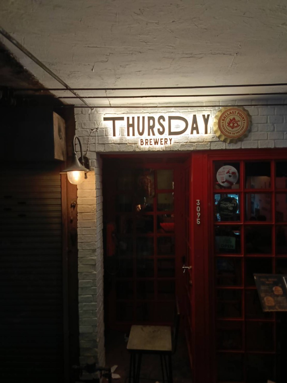 ป้ายอักษรไฟออกหลัง THURSDAY