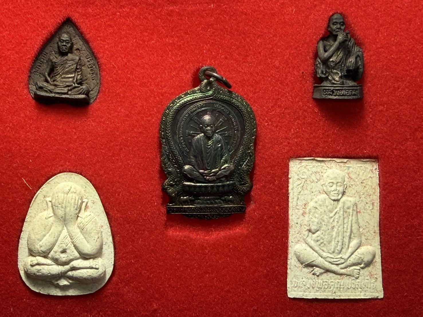 พระชุดหลวงพ่อคูณ รุ่นพิชิตมาร วัดบ้านไร่ จ.นครราชสีมา พร้อมกล่อง (SKU-13308)