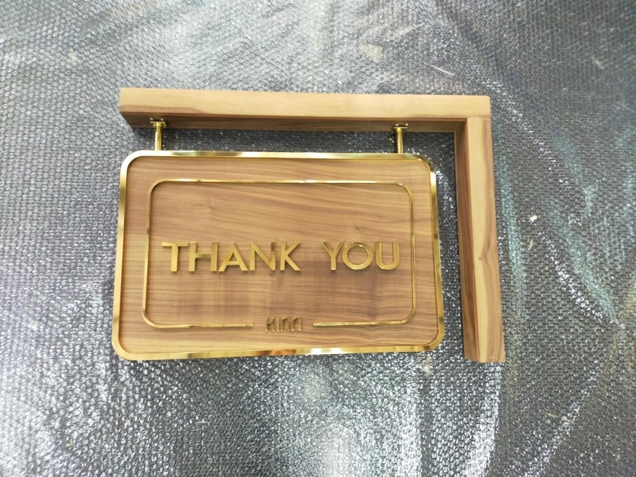 ป้ายอักษรทองเหลืองขัดเงา ยกขอบ รองพื้นไม้