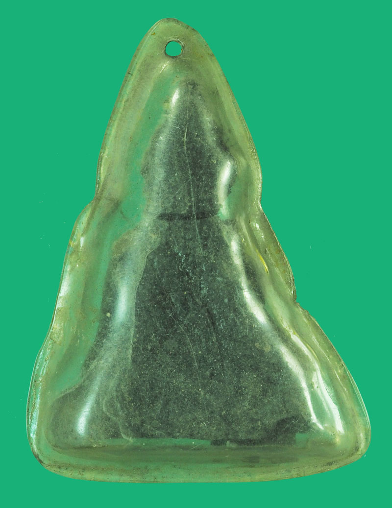 *38700 พระท่ากระดานเนื้อผงคลุกรัก เลี่ยมพลาสติกเก่า ไม่ทราบที่ (สภาพไม่สมบูรณ์ มีรอยหักยังไม่ได้ซ่อมสันติฐานเป็นพระกาญจนบุรี ) 3