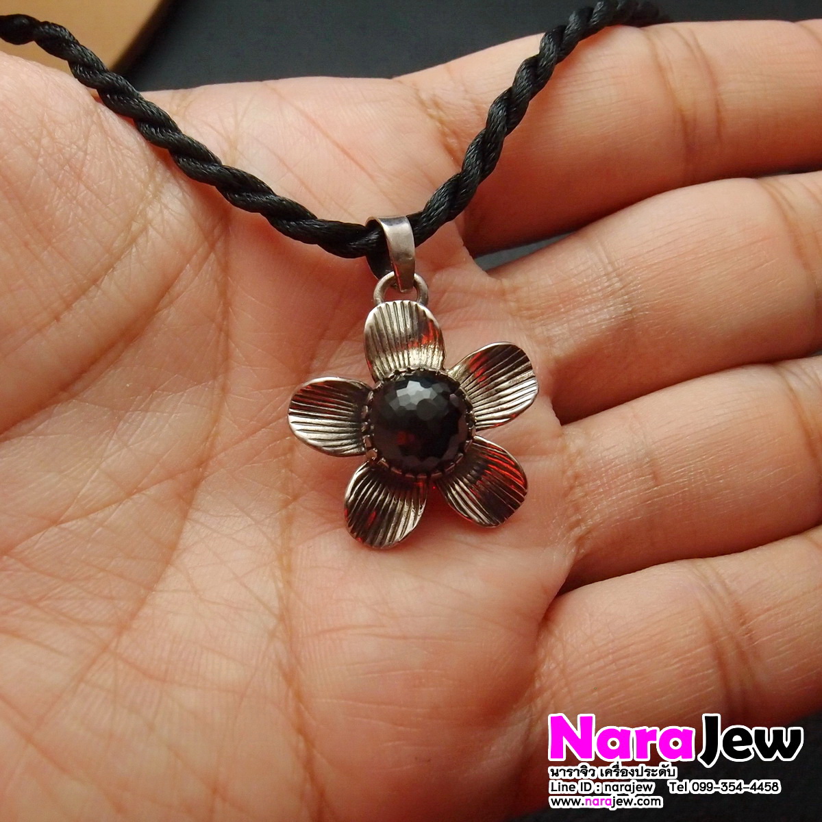 จี้นิล หินนิลแท้ หินเสริมอำนาจวาสนาบารมี ตัวเรือนเงินแท้925 รูปดอกไม้ แถมฟรี สร้อยไหมญี่ปุ่น