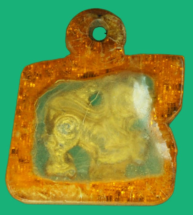 *37527 สิงห์ยกขา เนื้อชินตะกั่ว ชุบทอง หลวงพ่อกวย วัดโฆษิตราราม ชัยนาท เลี่ยมพลาสติกเก่าโบราณเก่าถึงยุค 12