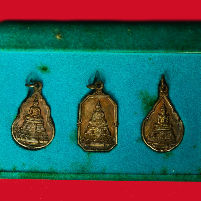 *36746 เหรียญพระแก้วมรกต สามฤดู ธนาคารกรุงไทย จัดสร้าง ปี 2525 พร้อมกล่องเดิม(หลวงปู่ดู่ วัดสะแก ร่วมปลุกเสก) 10