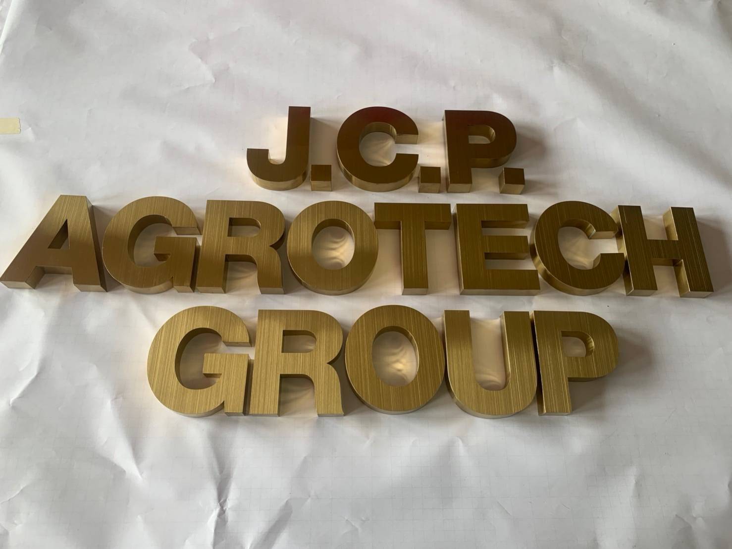 อักษรสแตนเลสหน้าทองแฮร์ไลน์ ยกขอบ 2cm (กั้นหลัง)