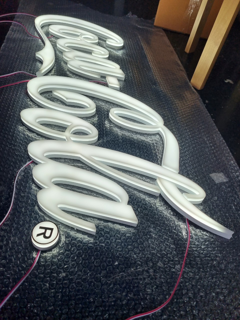 อักษรไฟออกรอบตัว ''โคคา โคล่า''