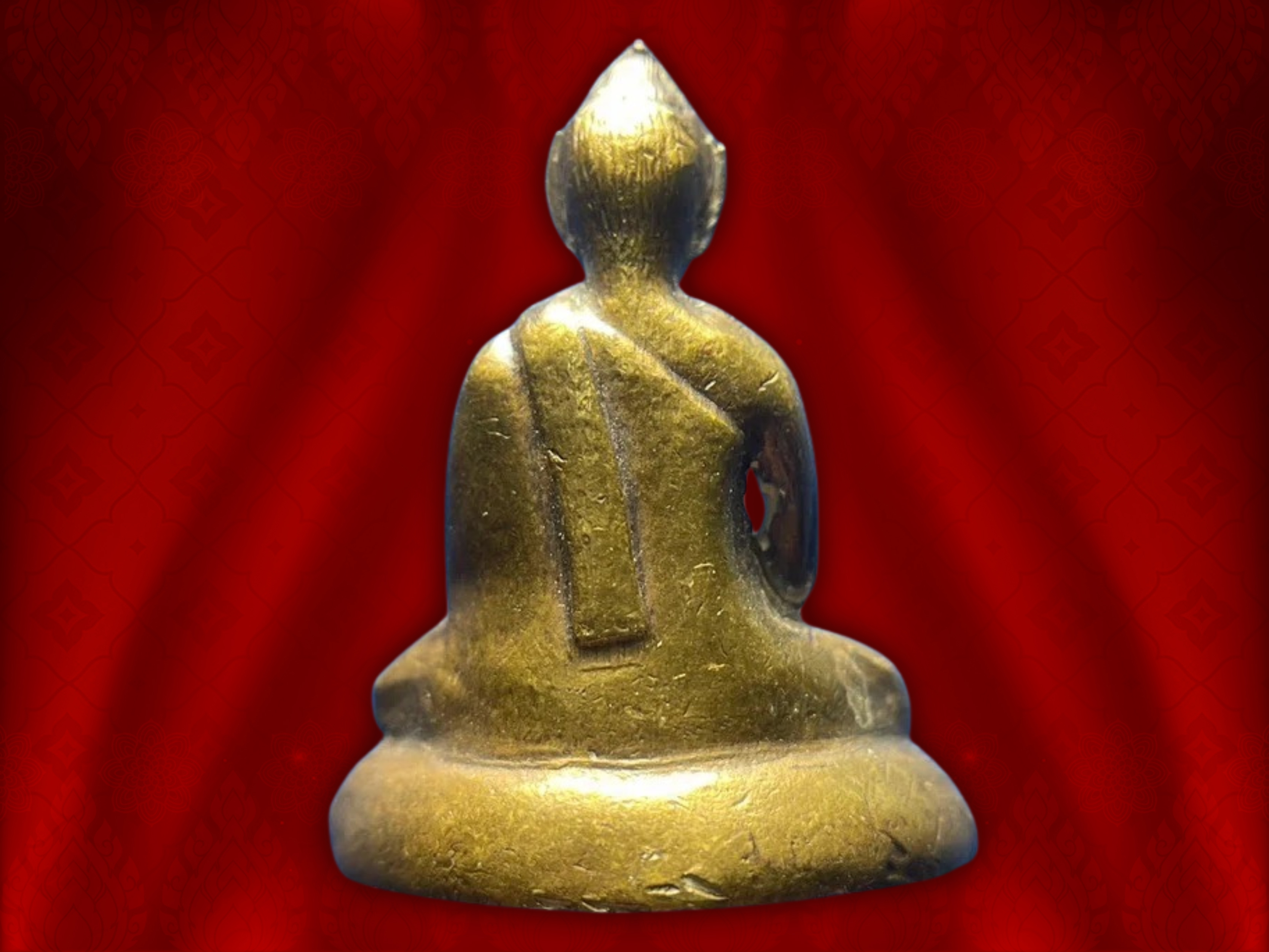 พระกริ่งสมเด็จย่า ปี 2515 เนื้อทองผสม หมายเลขประจำองค์ No.23030 ในหลวงรัชกาลที่ 9 เสด็จพระราชดำเนินทรงเททองและมีพิธีมหาพุทธาภิเษก ณ วัดเบญจมบพิตร โดยพระเกจิคณาจารย์และพระวิปัสสนาจารย์ ทั่วประเทศ จำนวน 108 รูป อาทิเช่น หลวงปู่แหวน สุจิณฺโณ วัดดอยแม่ปั๋ง จ.