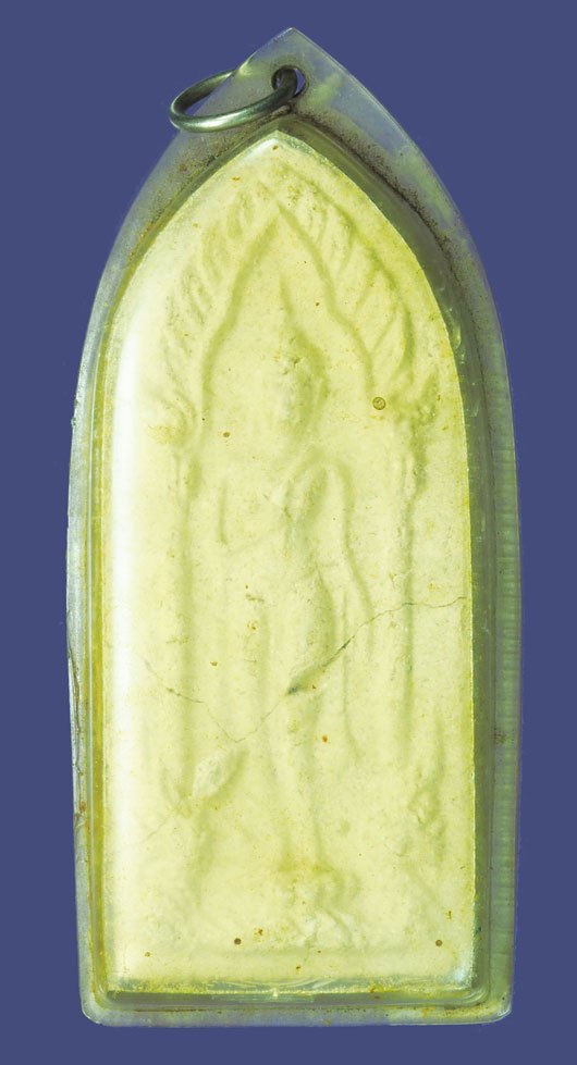 *39484 สภาพหักไม่ได้ซ่อมพระผงลีลาประทานพร หลวงปู่ยิ้ม วัดหนองบัว กาญจนบุรี เลี่ยมพลาสติกเก่า 20